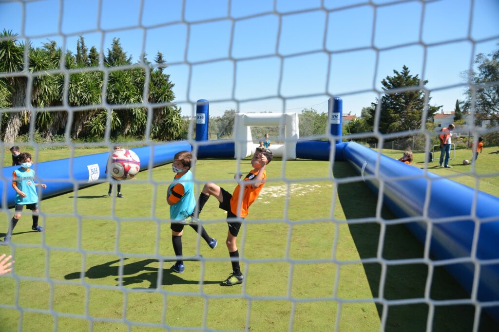 chicos jugando al futbol en las actividades deportivas en Cádiz